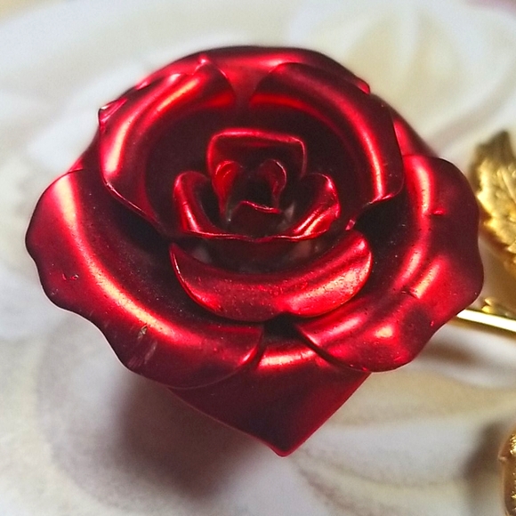 Vintage Red Rose Satin Finish Goldtone Brooch Pin - Picture 11 of 13
